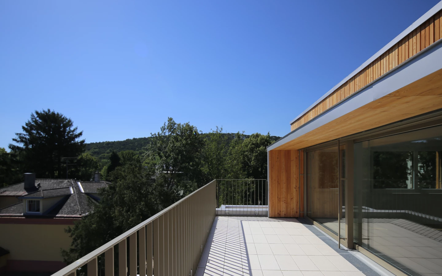 TROY_ALTM_ (10) Balkon mit blauem Himmel und Fenstern nach Innen TROY_ALTM_ (10) Balkon mit blauem Himmel und Fenstern nach Innen