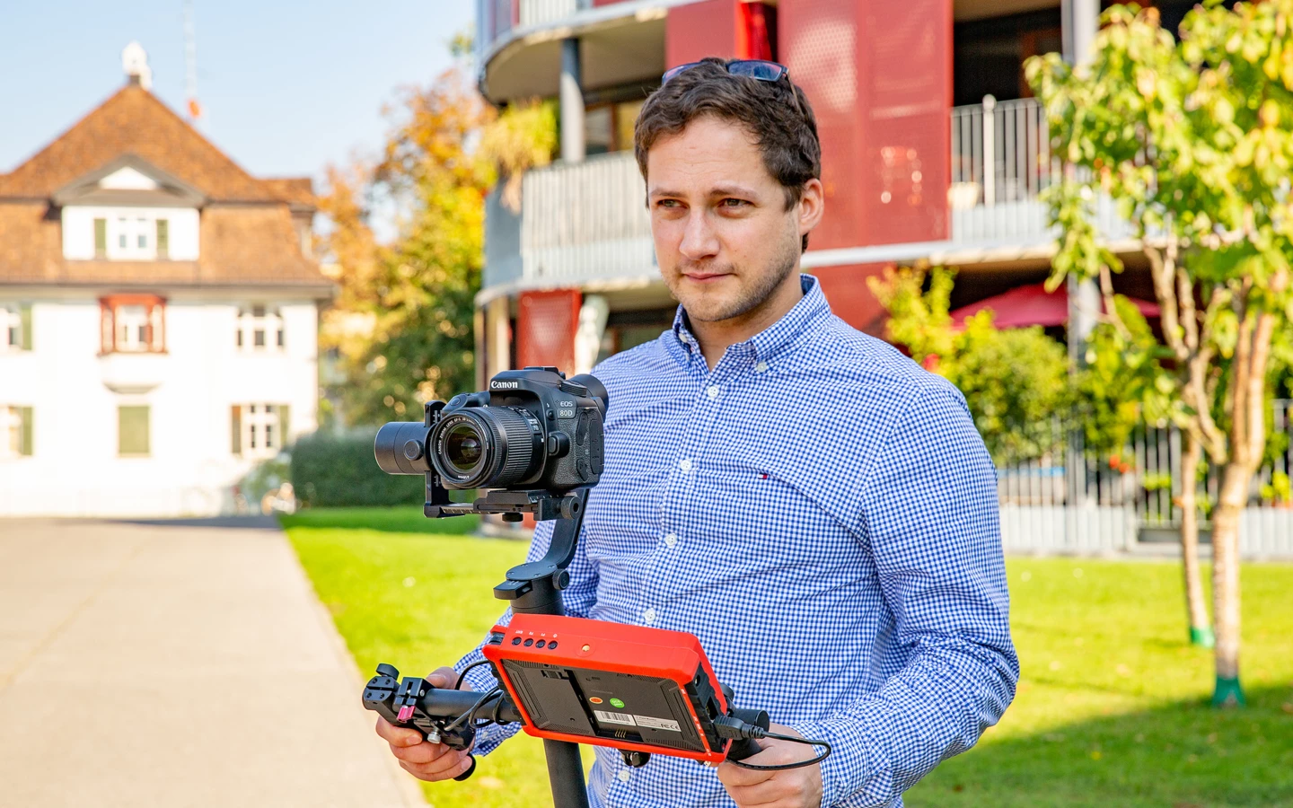 Marcel Milohnic wie er auf einer Baustelle etwas filmt 3