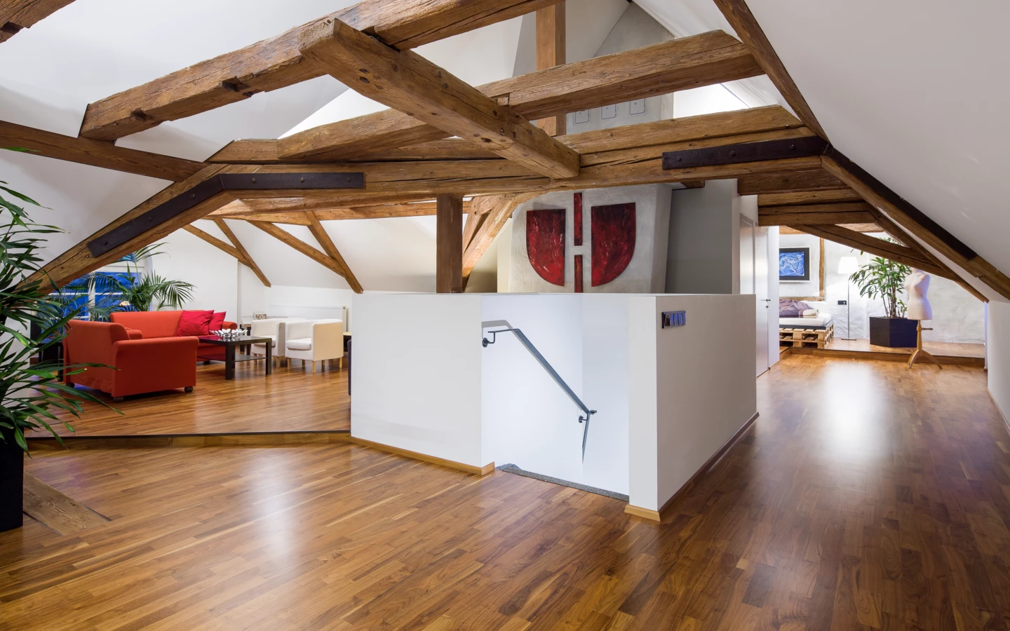 Wohnzimmer unter Dachboden mit Dachschräge Wohnzimmer unter Dachboden mit Dachschräge