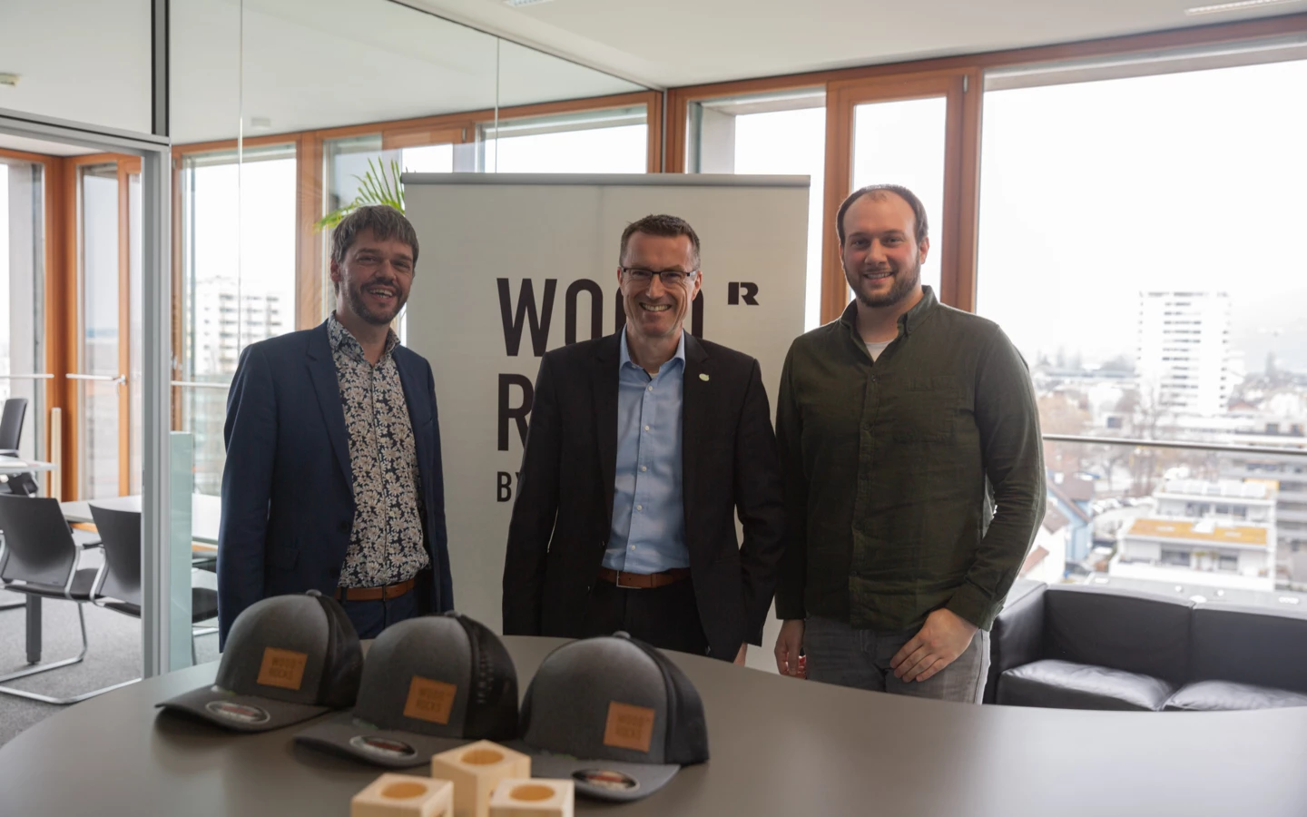 Schaffen zukünftig gemeinsam modernen Wohnbau, für die Menschen und zu fairen Preisen: Die beiden WoodRocks-Geschäftsführer Joachim Nägele (l.) und Alexander Hilbe (r.) mit Marcus Witzke, CEO Hoffnungsträger Stiftung, in ihrer Mitte. Schaffen zukünftig gemeinsam modernen Wohnbau, für die Menschen und zu fairen Preisen: Die beiden WoodRocks-Geschäftsführer Joachim Nägele (l.) und Alexander Hilbe (r.) mit Marcus Witzke, CEO Hoffnungsträger Stiftung, in ihrer Mitte.