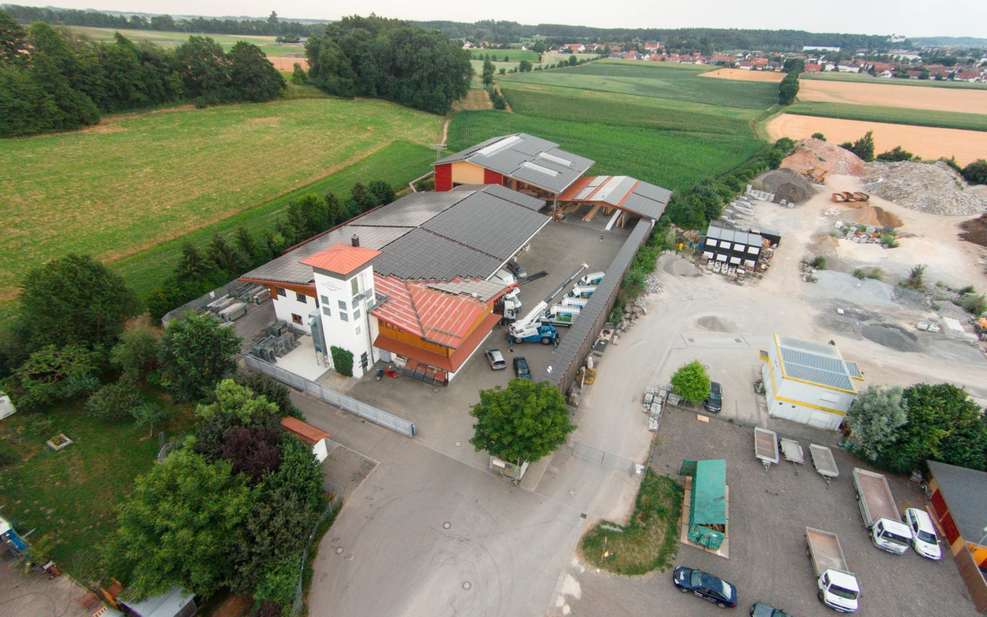 Die neuesten Produktions- und Lagergebäude sowie Büroräumlichkeiten und Erweiterungsflächen in der Sohm HolzBautechnik: Luftaufnahme des Firmenstandorts Gamper Holzbau – Bauprojekt GmbH in Bellenberg. Foto: Andreas Gamper.