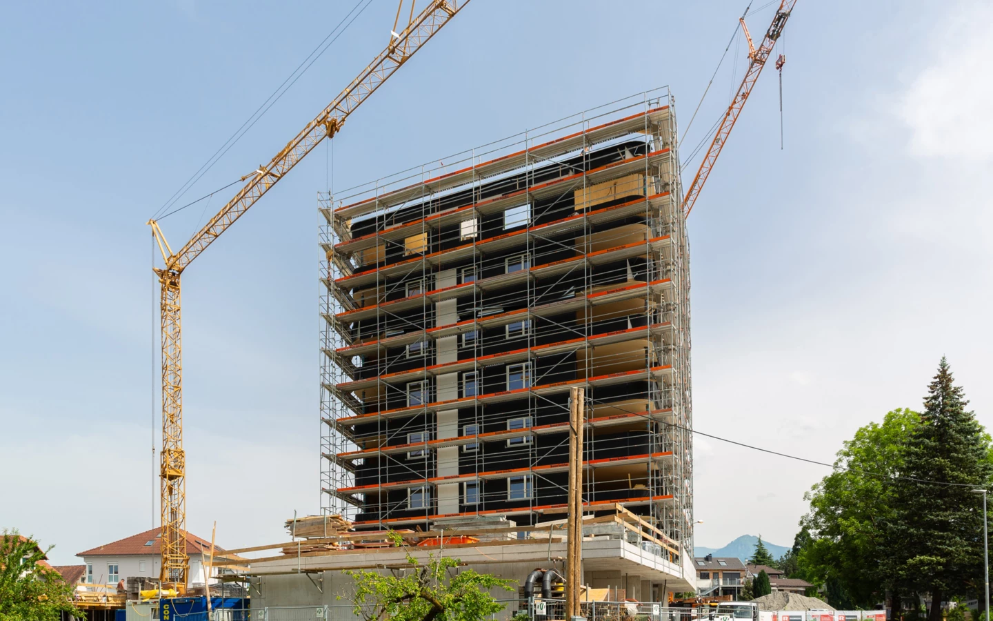 Höhepunkt erreicht: Das Errichten des kompletten, achtstöckigen Holzgebäudes im neuen Lustenauer „Rheindorf“ hat lediglich gut zwei Wochen gedauert.