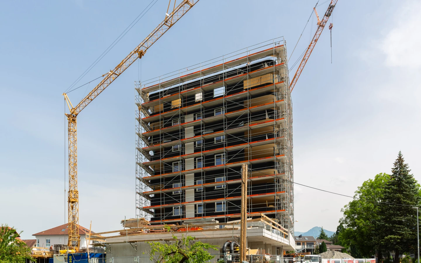 Höhepunkt erreicht: Das Errichten des kompletten, achtstöckigen Holzgebäudes im neuen Lustenauer „Rheindorf“ hat lediglich gut zwei Wochen gedauert. Höhepunkt erreicht: Das Errichten des kompletten, achtstöckigen Holzgebäudes im neuen Lustenauer „Rheindorf“ hat lediglich gut zwei Wochen gedauert.