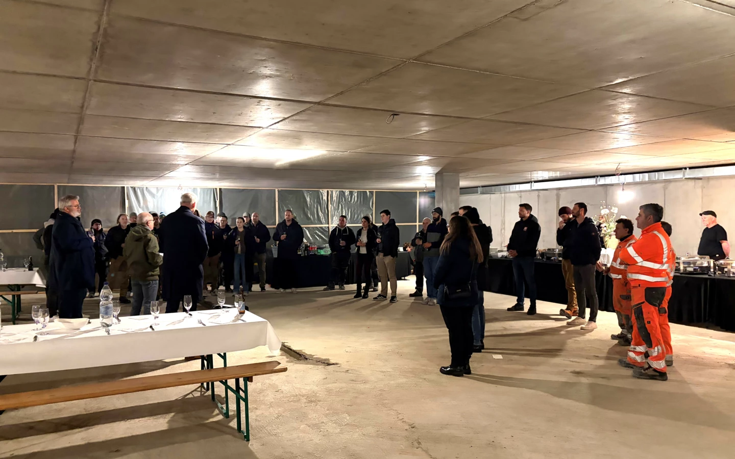 Dankesrede an alle Beteiligten beim Aufrichtfest fuer das Siegerprojekt Via Caguils 28/30 mit Catering im Hintergrund