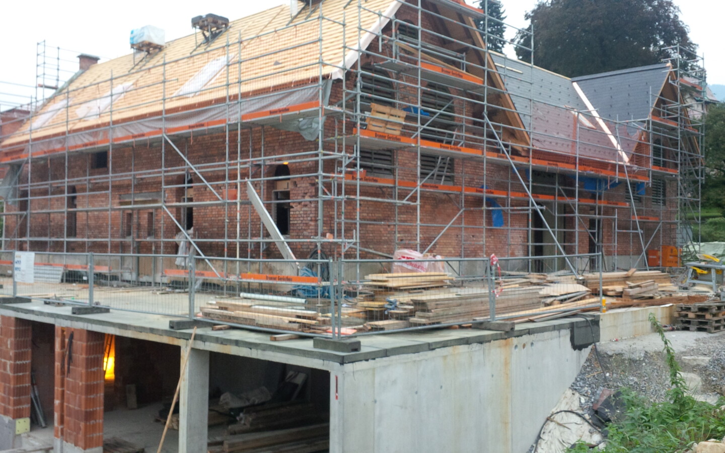 Zu- und Umbau Ökonomiegebäude Dornbirn Baustelle mit Baugerüst Zu- und Umbau Ökonomiegebäude Dornbirn Baustelle mit Baugerüst