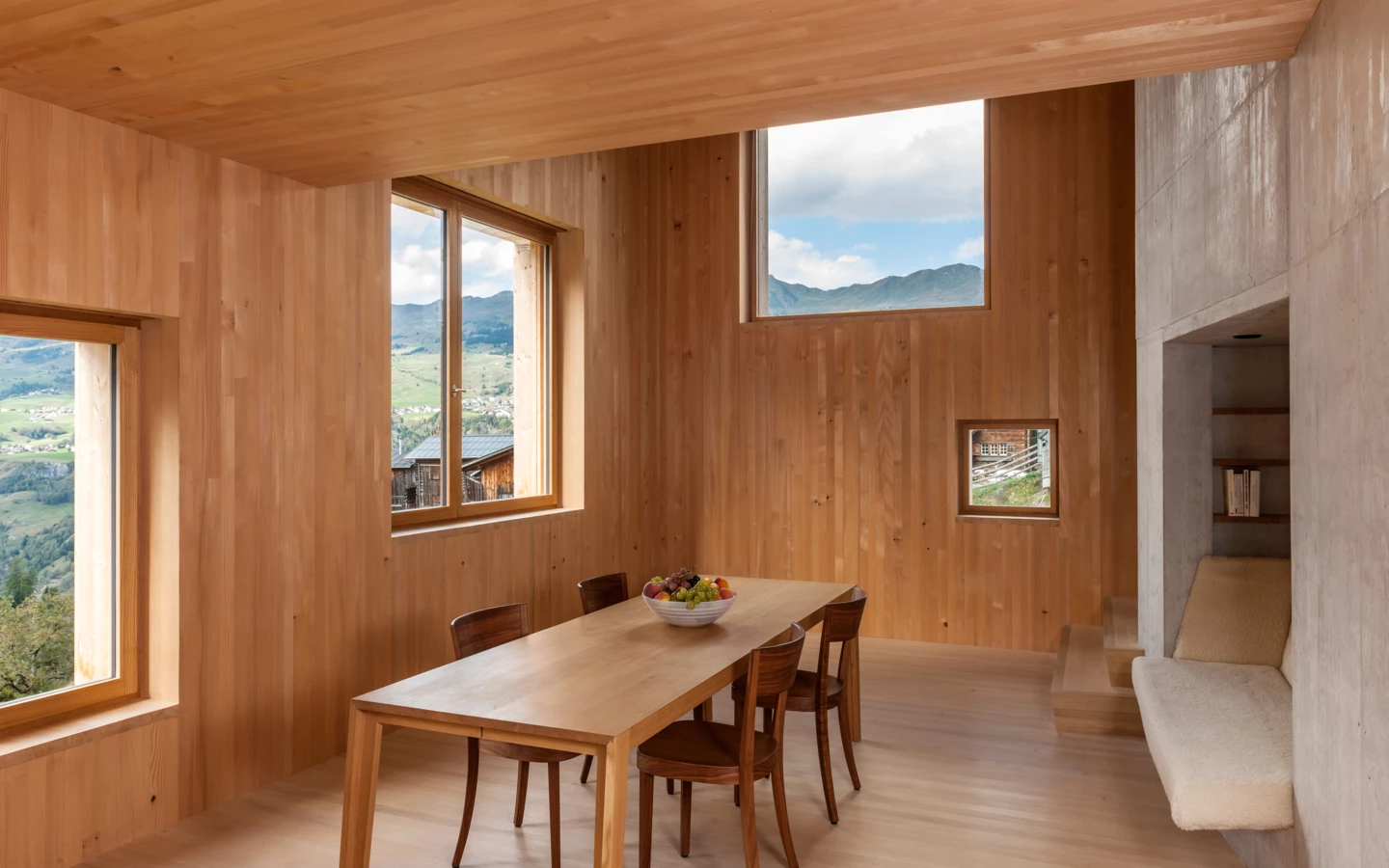 Einfamilienhaus Hoerler Sohm HolzBautechnik Innenraum aus Holz mit Tisch und Stühlen