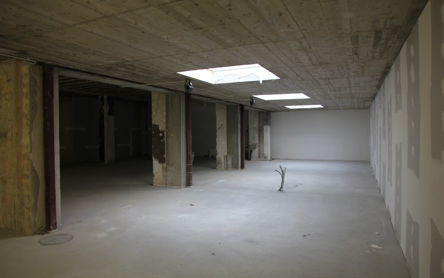 Bahnhofstraße Leere Halle mit Säulen und Dachfenstern 4 Bahnhofstraße Leere Halle mit Säulen und Dachfenstern 4