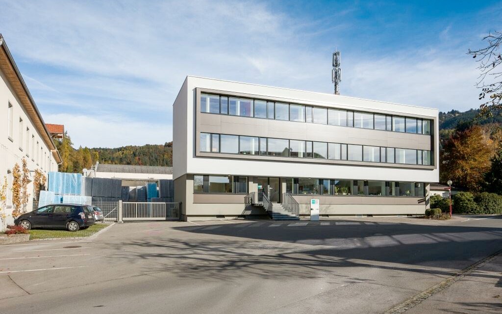 Bürogebäude Theodor Fries Sulz Generalsanierung Aussenansicht Bürogebäude Theodor Fries Sulz Generalsanierung Aussenansicht