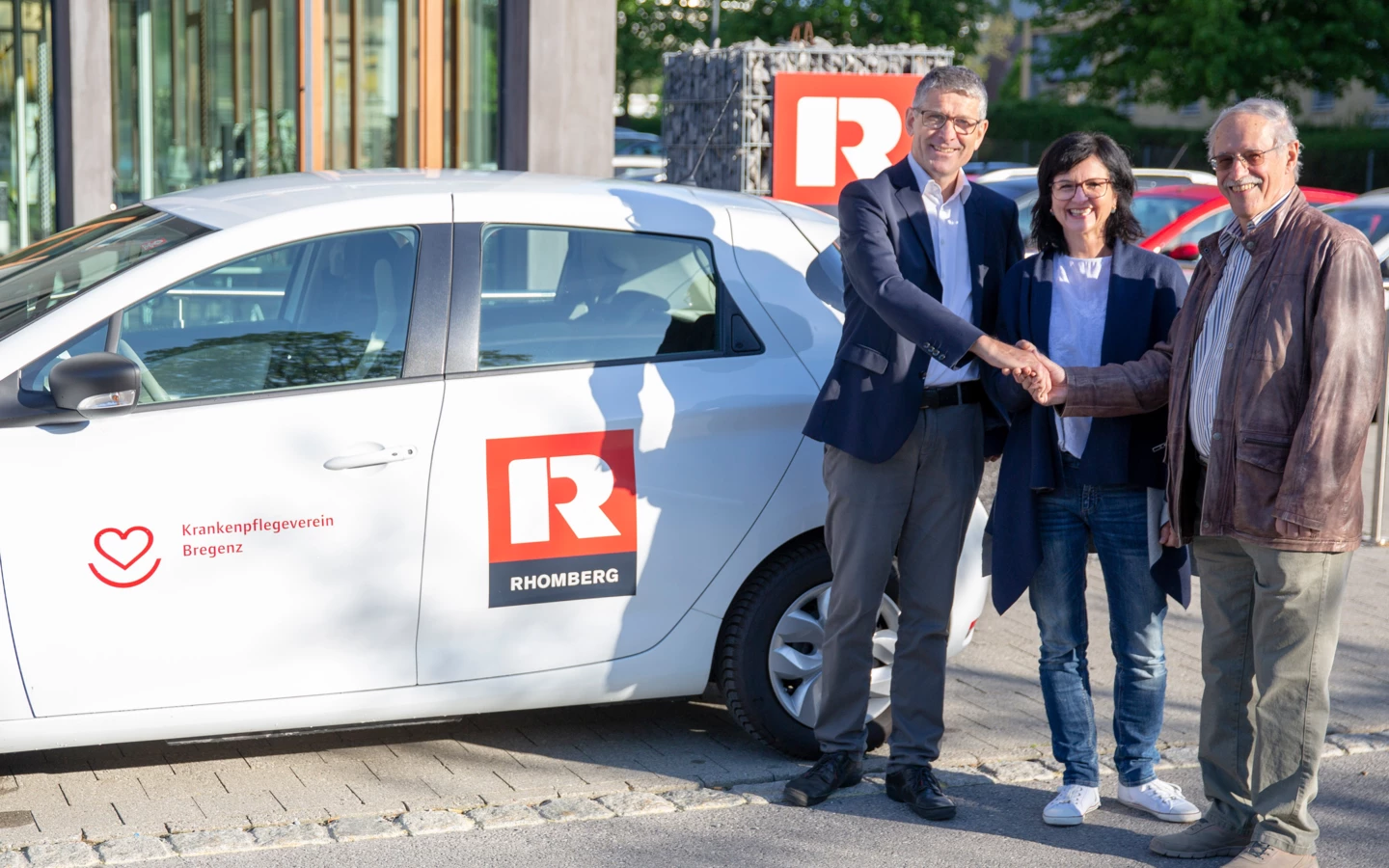 Ein sonniger Tag für (v.l.n.r.:) Martin Summer (GF Rhomberg), Marion Steiner (Leiterin MOHI) und Herbert Vonmetz (Obmann-Stv. Bregenzer Krankenpflegeverein)