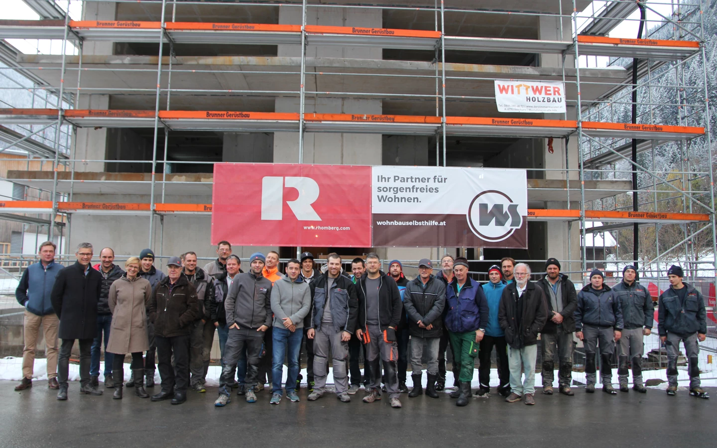 Partenens Vize-Bürgermeisterin Ruth Tschofen und Wohnbauselbsthilfe-Geschäftsführer Thomas Schöpf feiern gemeinsam mit Vertretern von Rhomberg Bau sowie Handwerkern die Firstfeier. Partenens Vize-Bürgermeisterin Ruth Tschofen und Wohnbauselbsthilfe-Geschäftsführer Thomas Schöpf feiern gemeinsam mit Vertretern von Rhomberg Bau sowie Handwerkern die Firstfeier.
