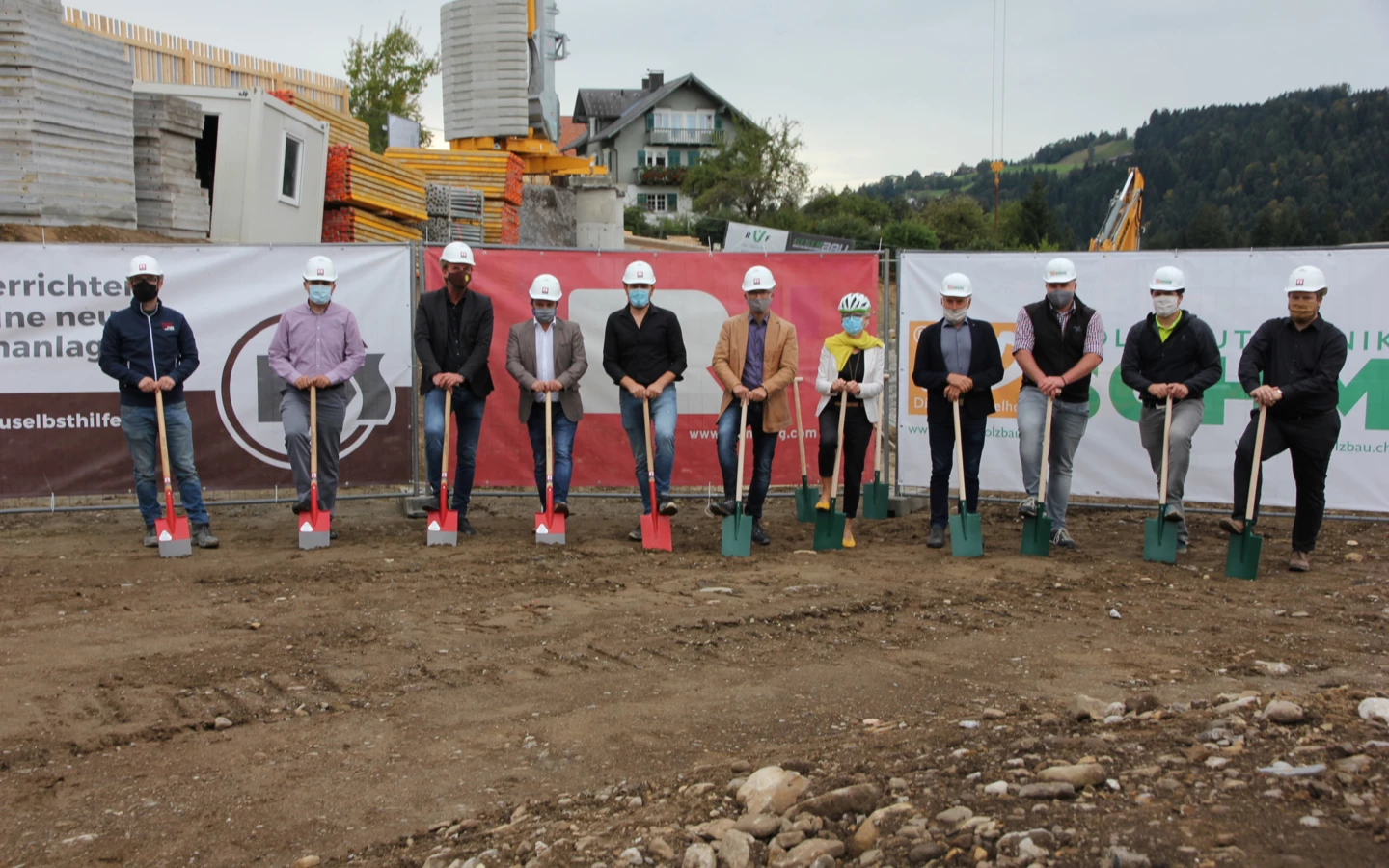 Die Verantwortlichen von Rhomberg Bau, Holzbau Sohm und der Wohnbauselbsthilfe mit Gästen beim Spatenstich für ihre Wohnanlage in Schwarzen. Bildnachweis: Rhomberg Bau