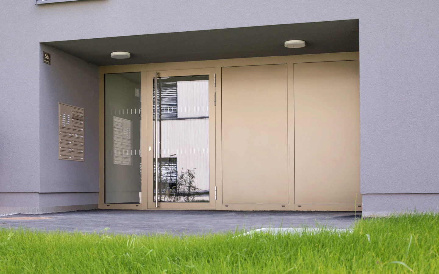 Wohnanlage Bahnhofsstrasse Vandans aussen Eingang Wohnanlage Bahnhofsstrasse Vandans aussen Eingang