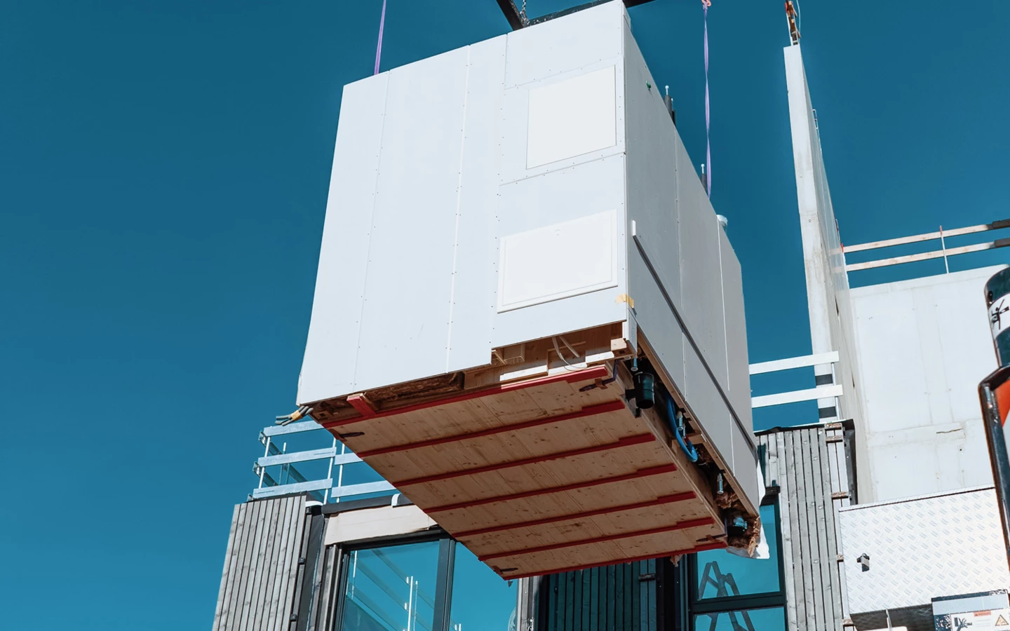 Durch den hohen Vorfertigungsgrad von Myblock ist vor Ort ein einfaches Versetzen per Kran und ein schnelles Zusammenschließen der Haustechnik möglich.
Bild: myblock GmbH Durch den hohen Vorfertigungsgrad von Myblock ist vor Ort ein einfaches Versetzen per Kran und ein schnelles Zusammenschließen der Haustechnik möglich.
Bild: myblock GmbH