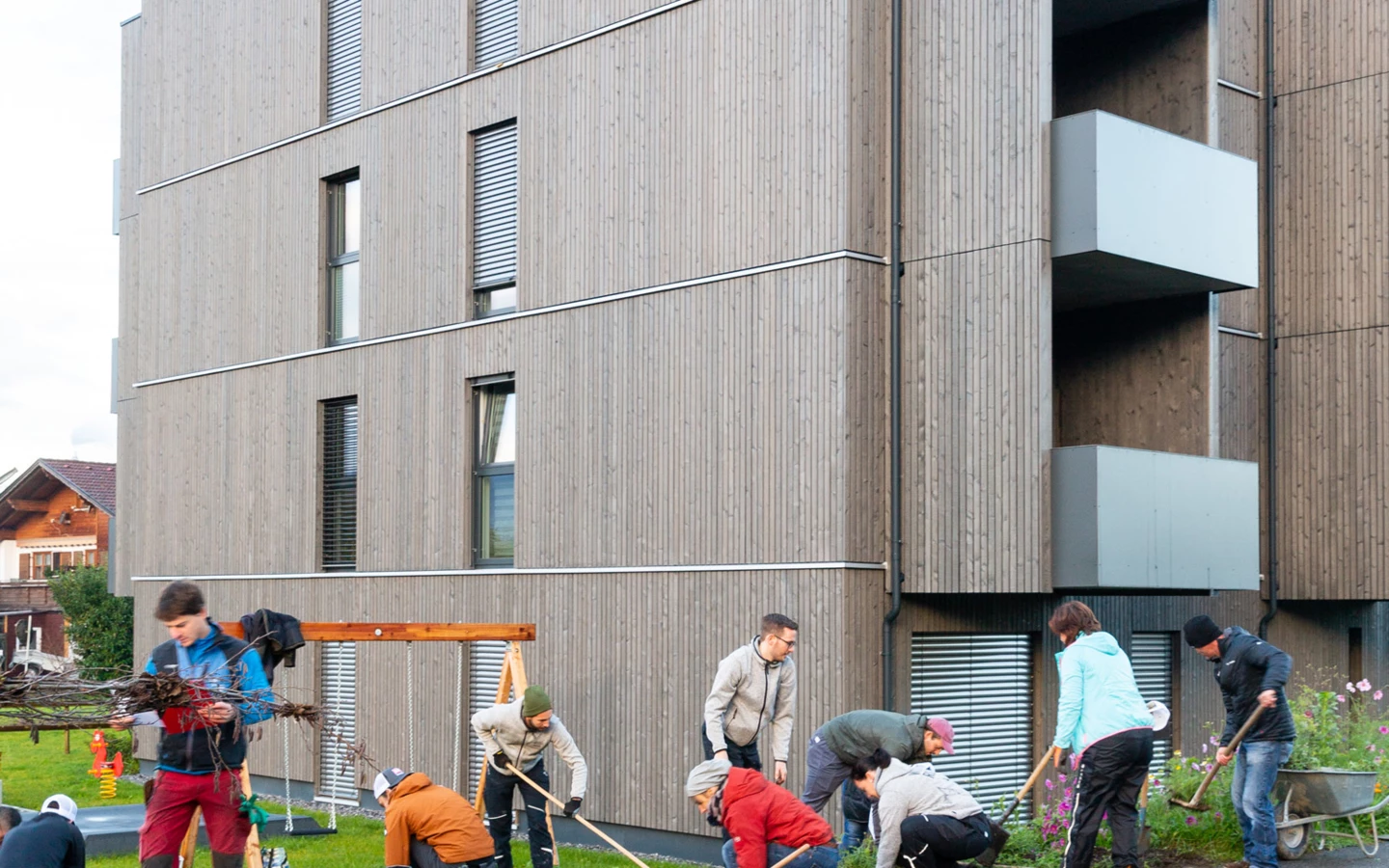 Mit Freude und Engagement bepflanzten die Kolleg:innen der Rhomberg Bau Gruppe das rund 100 m2 große Grundstück im Dornbirner Turteltaubweg.