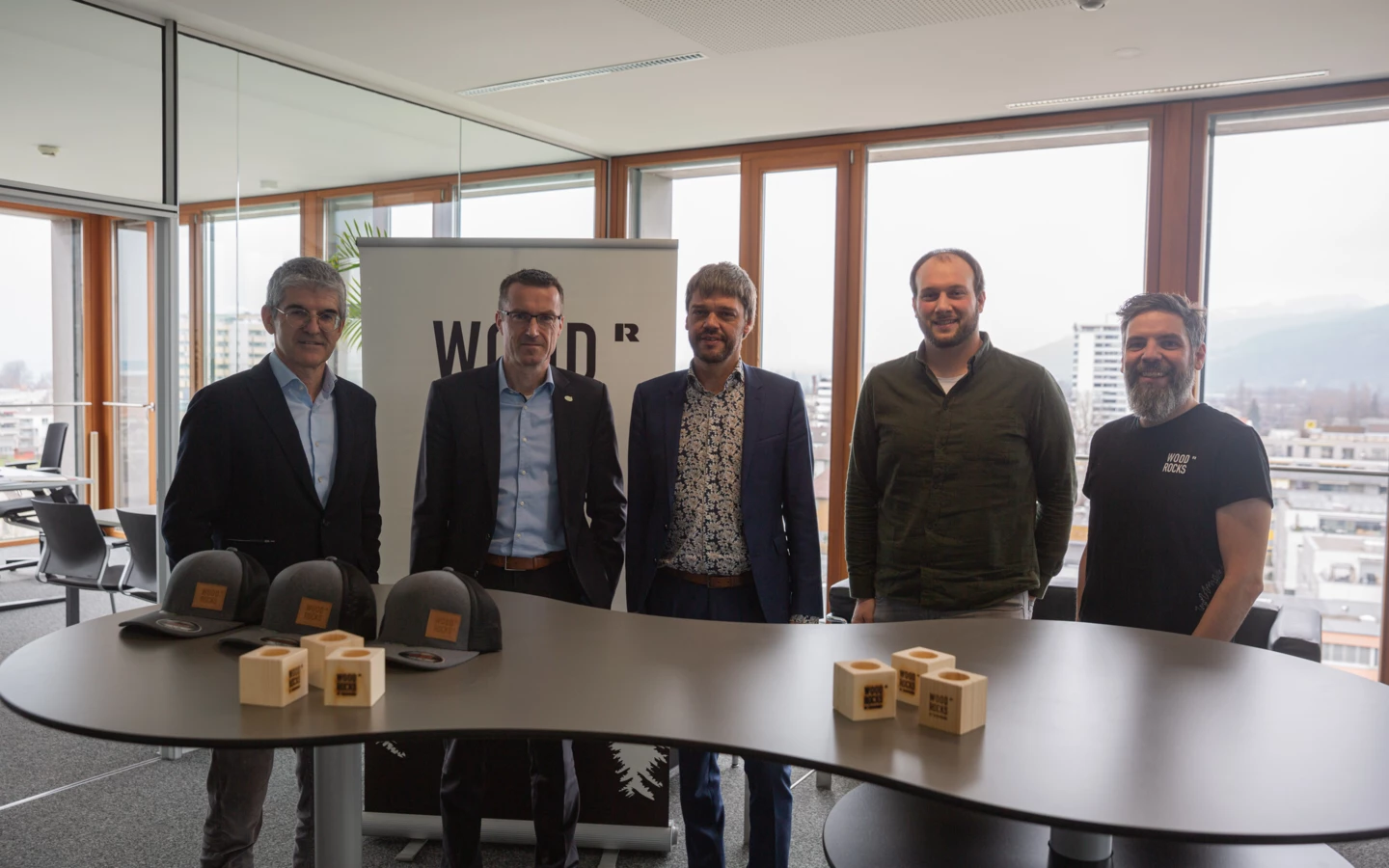 Starke Partner für anspruchsvollen, modernen und bezahlbaren Wohnraum (v. l. n. r.): Ernst Thurnher (Geschäftsführer Rhomberg Gruppe), Marcus Witzke (CEO Hoffnungsträger Stiftung), Joachim Nägele (Geschäftsführer WoodRocks), Alexander Hilbe (Geschäftsführer WoodRocks) und Stefan Schrenk (Geschäftsführer Schrenk Holding GmbH).