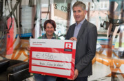 Cheque presentation: We have covered the costs for the tests ourselves. “Geben für Leben“-Chairlady Susanne Marosch with Rhomberg MD Martin Summer.