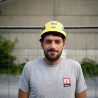 David Mathism steht vor einer Halle und schaut in die Kamera David Mathism steht vor einer Halle und schaut in die Kamera