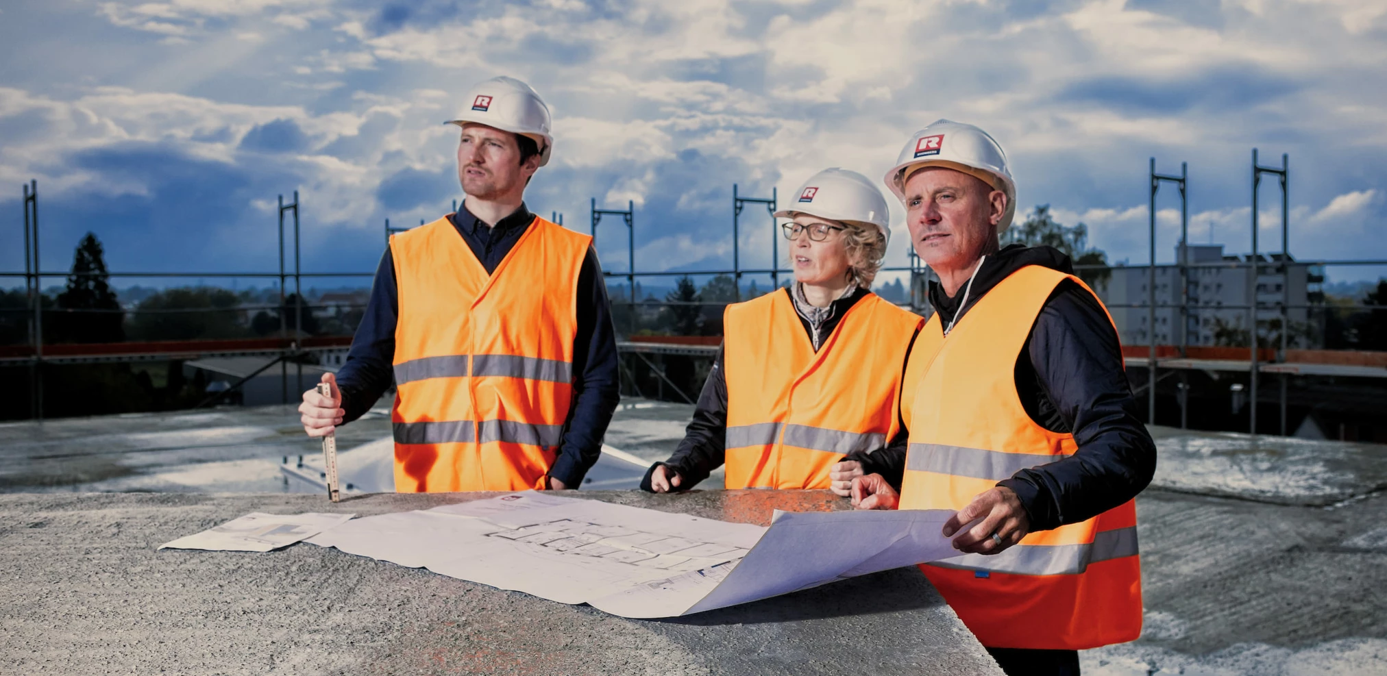 Rhomberg-bau-mitarbeiter-mit-blick-aufs-ganze