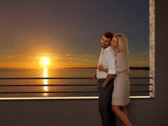 Seeblick Key Visual Sonnenuntergang mit Paar 4