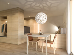 Rossmähder Wohnzimmer aus Holz mit Tisch, Stühlen und Garderobe