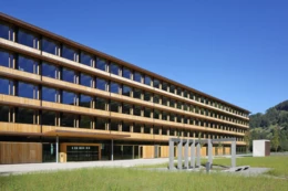 ICM-Illwerke-Zentrum-Montafon-außen-mit-Wiese© Norman A. Müller