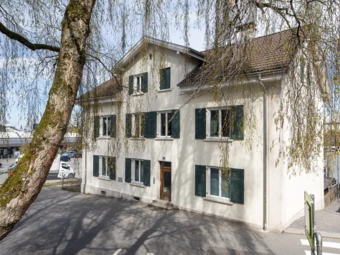 Klostergasse Aussenansicht mit Baum im Vordergrund