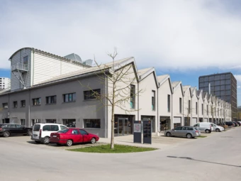 Schöller Aussenansicht mit Autos 2 Schöller Aussenansicht mit Autos 2