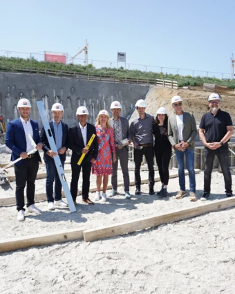 (v.l.n.r.) Philipp Ludwig (Rhomberg Bau), Markus Wiedemann (Amt für Tiefbau und Verkehr, Stadt Kempten), Klaus Knoll (2. Bürgermeister, Stadt Kempten), Elke Holldorf, Joachim Nägele (beide Rhomberg Bau), Robert Stachel, Laura Fullone, (beide Hagspiel Stachel Uhlig Architekten), Edwin Münsch und Jens Jachmann (beide Gebr. Filgis) freuen sich über die Grundsteinlegung des neuen Mehrfamilienhauses in Kempten.