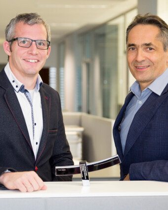Hubert Rhomberg and Matthias Moosbrugger, Head of Marketing and Communication at the Rhomberg Group, with the Econ-Award.