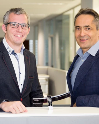 Hubert Rhomberg and Matthias Moosbrugger, Head of Marketing and Communication at the Rhomberg Group, with the Econ-Award.