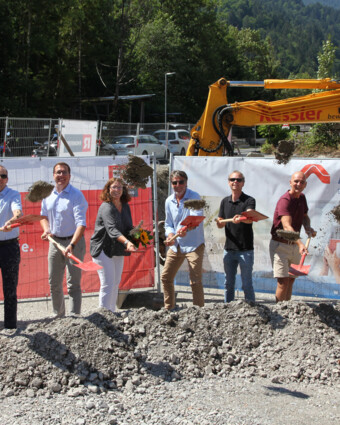 Läuteten gemeinsam den Baustart ein (v. l. n. r.): Markus Allgäuer (AH), Christian Jauk (Rhomberg Bau), Bürgermeister Florian Küng, Alexandra Schalegg (AH), die Architekten Wolfgang Schmieder und Gerd Fischer, Dietmar Schuchter (Bau KG) und Raphael Peter (Rhomberg Bau).