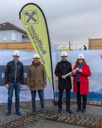 Die BU lautet: Legten den Grundstein für das Rheindorf Lustenau (v. l. n. r.): Martin Summer, Rhomberg Bau, Kurt Fischer, Bürgermeister Lustenau, Lukas Hopfner, Raiffeisenbank Im Rheintal, und Alexandra Schalegg, Alpenländische Gemeinnützige WohnbauGmbH.
