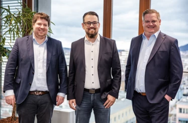 v. l. n. r.: Daniel Leitinger, Geschäftsführer Rhomberg Bau, vplus-Geschäftsführer Bernd Wehinger und OIKOS-Mitgesellschafter Michael Helm bei der Unterschrift des Gesellschaftervertrags für die neue RhOi Beteiligungs GmbH. Bild: Rhomberg Bau