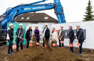 Verantwortliche von Bauherr, Generalunternehmen und Gemeinde beim offiziellen Spatenstich zum ersten gemeinsamen Wohnbauprojekt von ÖSW und Rhomberg Bau in Vorarlberg. Bild: Rhomberg Bau