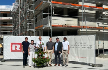 Bedankten sich gemeinsam bei den Handwerker:innen des Wohnbauprojekts in der Bregenzer Holzackergasse: Verantwortliche von Bauherr, Generalunternehmen und Architekt um den künftigen VOGEWOSI-Geschäftsführer Manfred Bauer (3. v. r.) und Rhomberg Bau-Geschäftsführer Daniel Leitinger (2. v. r.). Bildquelle: Rhomberg Bau