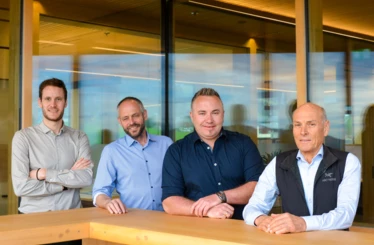 Die neue Geschäftsführung der Sohm HolzBautechnik Kilian Sohm (l.), Andreas Kempf (2. v. l.) und Christian Milz (2. v. r.) mit dem Gründer des Unternehmens, Thomas Sohm (r.). Bildnachweis: Rhomberg Bau Gruppe