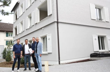 Freuten sich gemeinsam über den erfolgreichen Abschluss des Bauvorhabens „Kohler Quartier“ (v. l. n. r.): Projektleiter Hannes Natter und Tobias Vonach von Rhomberg Bau mit Bauherr Florian Schertler sowie Ernst Thurnher, Geschäftsführer der Rhomberg Gruppe. Bildnachweis: Rhomberg Bau
 Freuten sich gemeinsam über den erfolgreichen Abschluss des Bauvorhabens „Kohler Quartier“ (v. l. n. r.): Projektleiter Hannes Natter und Tobias Vonach von Rhomberg Bau mit Bauherr Florian Schertler sowie Ernst Thurnher, Geschäftsführer der Rhomberg Gruppe. Bildnachweis: Rhomberg Bau