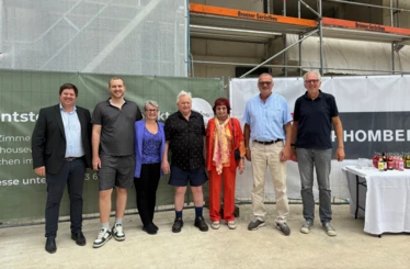 Feierten gemeinsam die Fertigstellung des Rohbaus (v. l. n. r.): Rhomberg Bau-Geschäftsführer Daniel Leitinger, Sohn Raphael und Bauherrin Pia Lengauer mit Pias Eltern Hermann und Hedwig Bischof sowie Donald Gebhardt von Gebhardt Immobilien und Architekt Reinhard Drexel. Bildnachweis: Rhomberg Bau