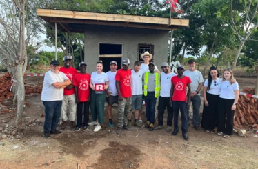 Es ist geschafft: Fröhliche Gesichter bei der „Firstfeier in Vorarlberger Tradition“ für das Pförtnerhaus des St. Theresa Health Centres in Malambo.