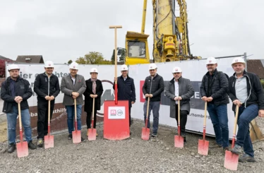 Verantwortliche von Bauherr Wohnbauselbsthilfe, Generalunternehmer Rhomberg Bau sowie der Gemeinde beim gemeinschaftlichen Spatenstich. Bild: Rhomberg Bau
