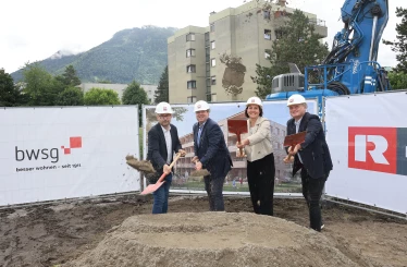 Feierten gemeinsam den „Premieren-Spatenstich“ (v. l. n. r.) von BWSG und Rhomberg Bau: Ortsvorsteher Daniel Peter, MSc, Daniel Leitinger, Geschäftsführer Rhomberg Bau, zweite Landtagsvizepräsidentin Dr. Monika Vonier sowie BWSG-Prokurist Dr. Felix Müller. Bildquelle: Arno Meusburger