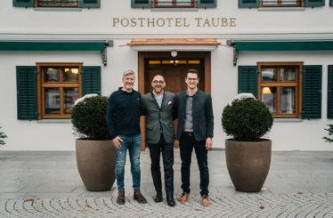 Haben das geschichtsträchtige Posthotel Taube einer zeitgemäßen Neugestaltung unterworfen (v. l. n. r.): Manfred Zitz von Rhomberg Bau, Eigentümervertreter Philipp Rhomberg und Daniel Mohr, Rhomberg Bau. Bild: Rhomberg Bau