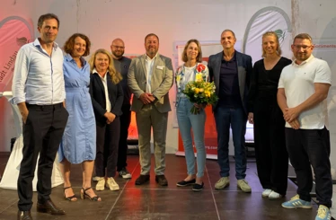 Rhomberg Bau-Projektleiter Manuel Weiner (Mitte), Lindaus Stadtbaumeister Kay Koschka (links daneben) sowie die Juryvorsitzende Prof. Lydia Haack (3. v. l.) mit den drei Gewinnerteams des Architektenwettbewerbs zur Weiterentwicklung des Zechwald-Areals. Foto: Rhomberg Bau