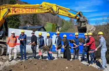 Strahlten mit der Sonne um die Wette: Vertreter:innen von Bauherrin, Generalunternehmen und Gemeinde beim Spatenstich von Alpenländischer und Rhomberg Bau in Tschagguns. Bild: Alpenländische@Julienne Speckle