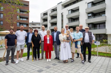 Freuten sich über den erfolgreichen Abschluss des gemeinsamen Bauprojekts: Bauherrin Pia Lengauer (Mitte, in Rot) mit Rhomberg Bau-Geschäftsführer Daniel Leitinger (3. v. l.), Architekt Reinhard Drexel (2. v. r.), Bürgermeister Markus Fäßler (7. v. l.) sowie Familienmitgliedern und Freunden. Bildnachweis: Rhomberg Bau