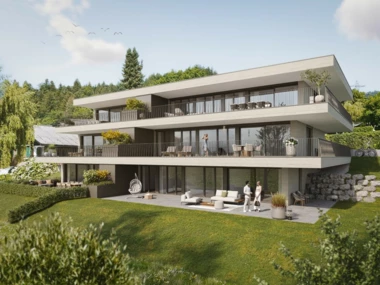 Modernes Mehrfamilienhaus mit großen Balkonen und Terrassen, umgeben von Schnee und winterlicher Landschaft, bei Tageslicht (Pfänderhöhe).