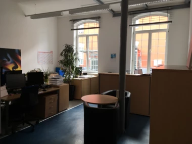 Rhomberg's Fabrik Büro mit Schreibtisch, PC und Fenster 4 Rhomberg's Fabrik Büro mit Schreibtisch, PC und Fenster 4