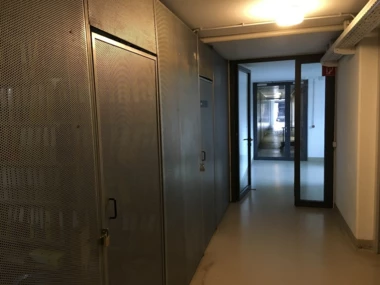 Gang mit Glastüre Lagerräume