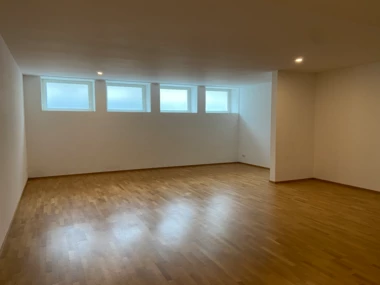 Bahnhofstraße Leerer Raum mit Holzboden Bahnhofstraße Leerer Raum mit Holzboden