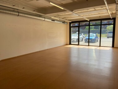 Schöller Leere Garage mit Holzboden und Fenstern nach draußen Schöller Leere Garage mit Holzboden und Fenstern nach draußen